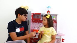 Дана и Артем играют в школу и едят вредную еду