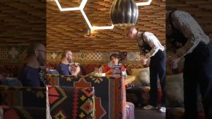 Подставной официант выпрашивает чаевые. Пранк Антон Теляков