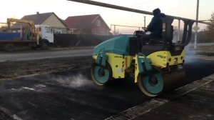 Каток катает асфальт