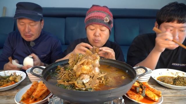소와 돼지, 닭, 오리, 인삼까지 가마솥에 푹 끓인 [[흥삼탕(Heungsam signature soup)]] 요리&먹방!! - Mukbang eating show смотреть онлайн