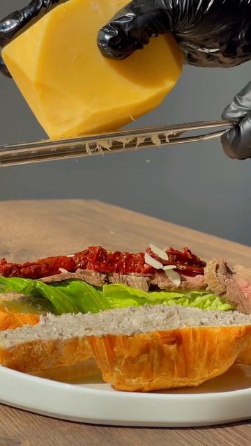 🌿 Круассан с ростбифом и свежим салатом в кафе “Вместе”! 🥐✨ #еда смотреть онлайн