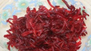 Свекольные шарики с сыром и яйцом в зелени