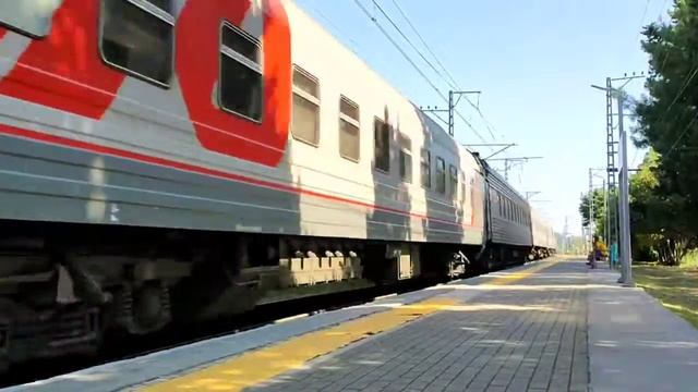 2ЭС4К с пассажирским поездом на о. п. Головинка смотреть онлайн