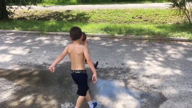 США 🇺🇸 дети играют в лужах Счастливые дети. Разрешайте детям быть детьми смотреть онлайн
