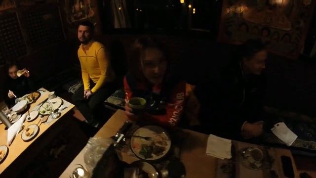 Группа Клуба 7 Вершин Гималайские лисята в Лукле готовится в гостинице к пешеходной части маршрута смотреть онлайн