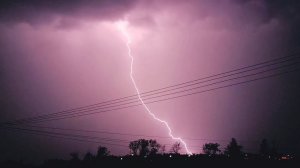 первая весенняя гроза, гром и молния сверкает на закате дня. можно отправляться плавать и купаться