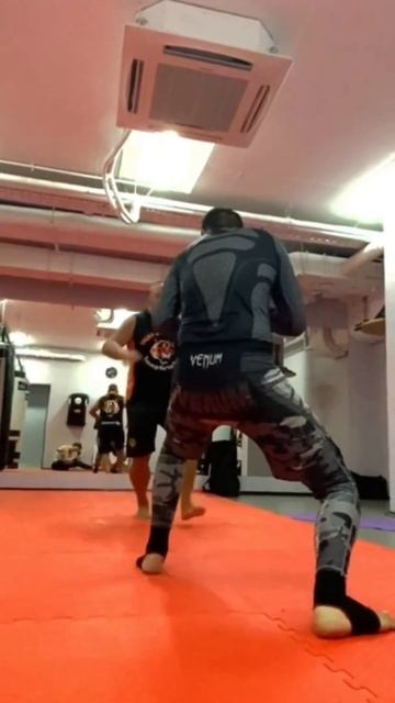 Тайский бокс,старая техника на групповой тренировке,тренер Ермолаев И.В.(10 КХАН ФТБР) смотреть онлайн