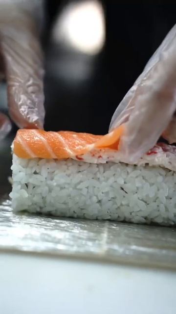 Ролл с опаленным лососем и хрустящим лангустином🤌 смотреть онлайн