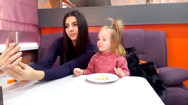 Селфи вместе с Алисой. Теперь обе фоткаються. смотреть онлайн