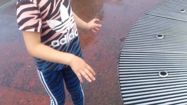 Катаемся на велосипеде,бегаем по фонтану))) смотреть онлайн