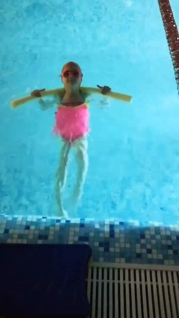 Вася учится плавать в бассейне смотреть онлайн