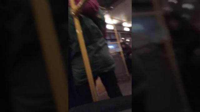 Пьяная в хлам девушка хочет выйти смотреть онлайн