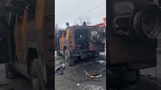 Украинцы продолжают обследовать уничтоженную технику. смотреть онлайн