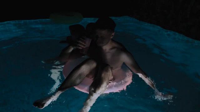 это типичная вечеринка в бассейне смотреть онлайн