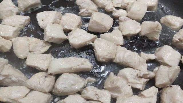 Куриное филе с кабачком в сметане