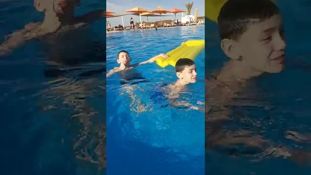 Кайфуем в бассейне отеля One resort aqua park and spa смотреть онлайн