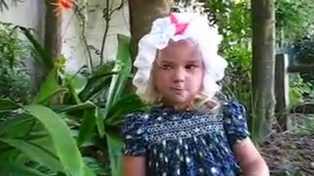 Sadie as "Little Miss Muffet" смотреть онлайн