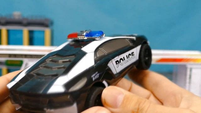 Автовоз везет пластиковые машинки и полицейскую машину 523 Серия Мир Машинок смотреть онлайн