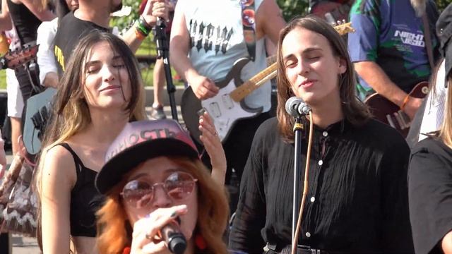 Улетай на крыльях ветра. Rock-n-mob. Москва, ВДНХ, 600+ музыкантов #RocknMob #rocknroll #live смотреть онлайн