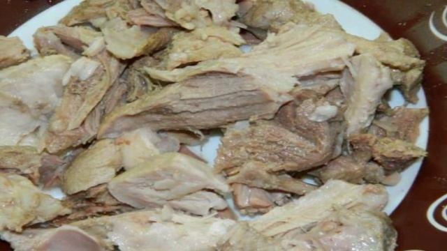 Куриный салат с огурцами и кукурузой