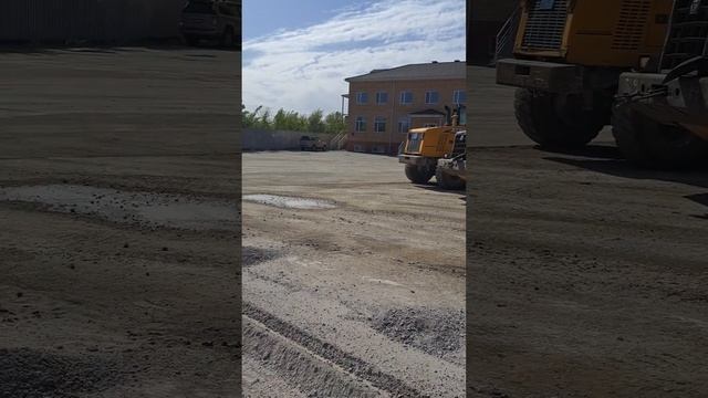Работает дорожная техника.
