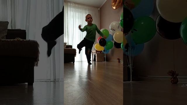 Вова танцует у себя дома под Юность))) смотреть онлайн