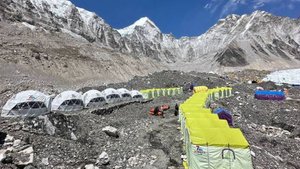 Команда восходителей Клуба 7 Вершин на Эверест входит в базовый лагерь