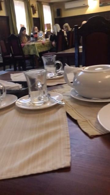 Сегодня плохая погода, поэтому обедаем в любимом кафе смотреть онлайн