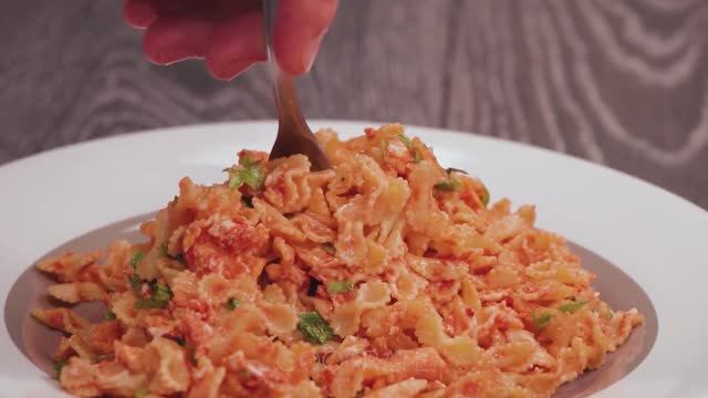 Если у вас есть лапша и яйца, вы просто обязаны посмотреть это видео! смотреть онлайн