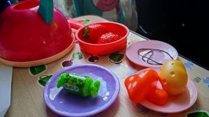 играем в детскую посудку, раскладываем овощи и фрукты на липучках для малышей