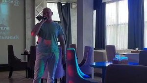 Красиво спел в караоке "Отель"