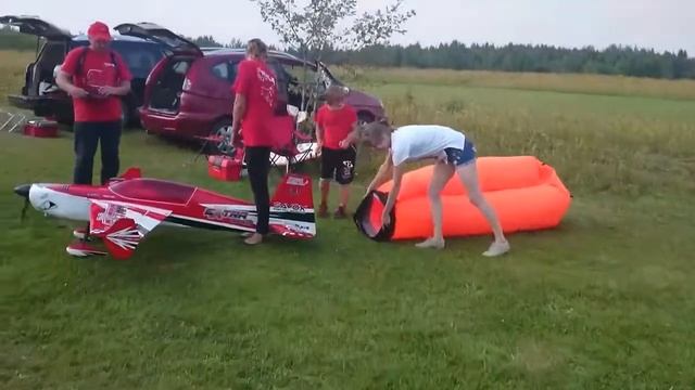 Как мы надували диван :) Easy to inflate the Lamzac (laybag)? смотреть онлайн