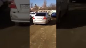 Пьяная или накуренная девушка за рулём