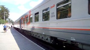ЧМЭ3-4606 с составом поезда на станции Феодосия.