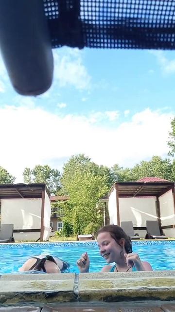 в бассейне🤙🤙🤙#плаваем #водичка #dancing смотреть онлайн