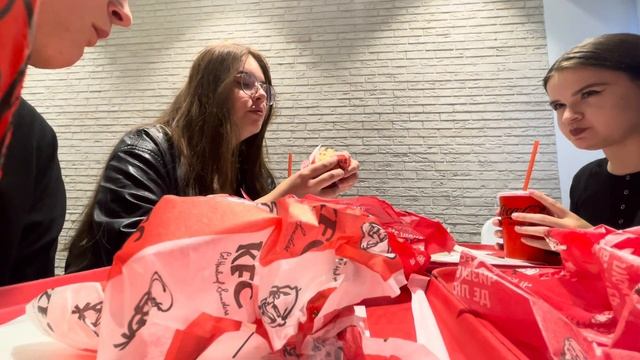 ОБЗОР РЕСТОРАНА KFC | PONOS ? смотреть онлайн
