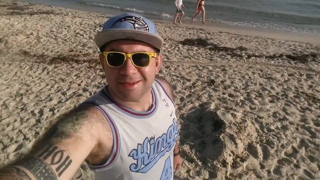 На пляже около Hotel El Menchia смотреть онлайн