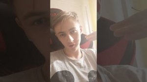 Лол что он ест грушу на видео