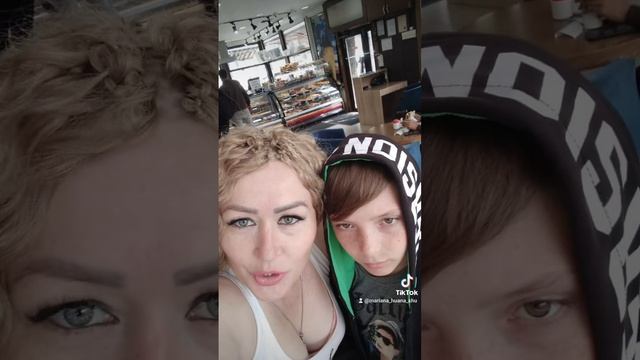 зашли покушать в довольно таки уютное кафе!!! абая правды алмата