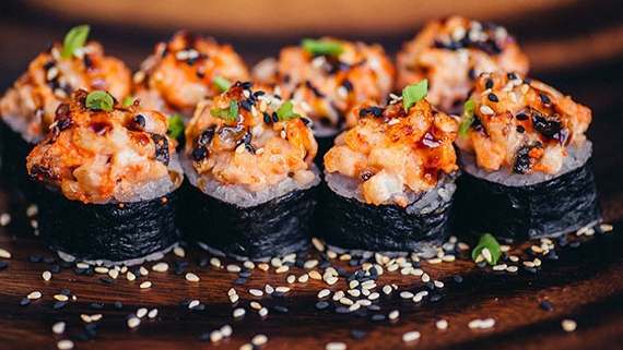 Запечённые роллы с крабом и сырной шапочкой