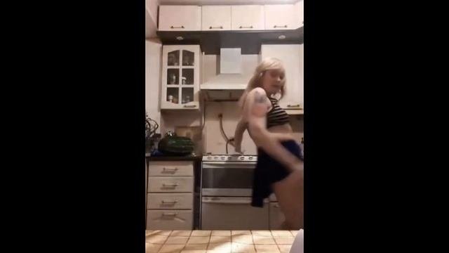 Пьяная девушка танцует сексуальный танец