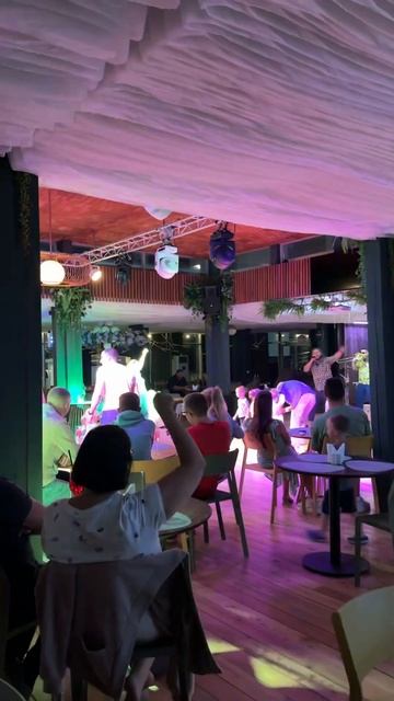Каждый вечер в ресторане «Сансет» танцы-танцы танцуют девчонки, а парни вместе с ними 💃🕺🏻🎺 смотреть онлайн