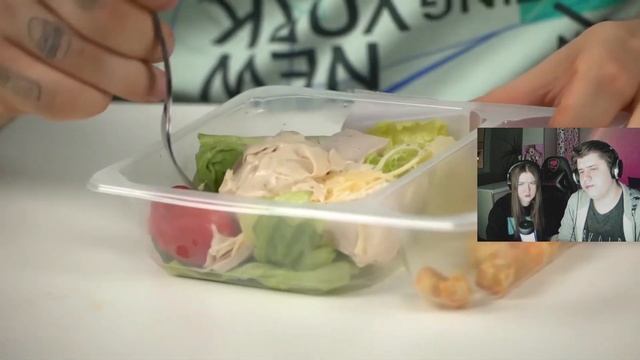 CHEOCHENIT c WOMAN смотрят ГОТОВАЯ ЕДА ИЗ ПЯТЕРОЧКИ