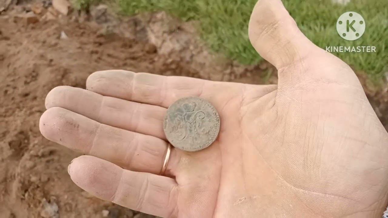 На шурфе нашёл закладную монету, на металлоискатель Т-90 .