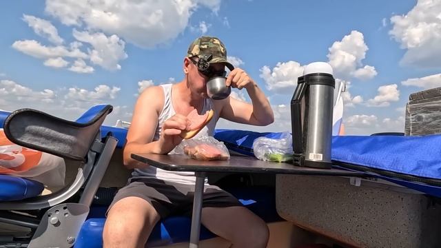 Рыбалка на троллинг на ВОЛГЕ в КАЗАНИ. Судак атакует! смотреть онлайн