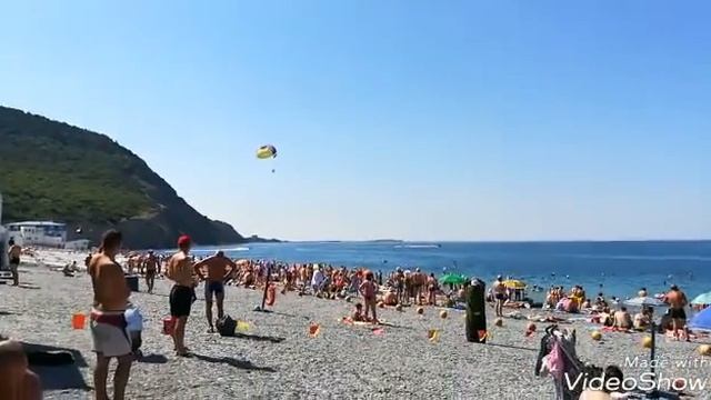 На пляже в Сукко....смотрим полет на парашюте. смотреть онлайн