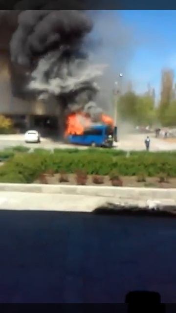 Горит микроавтобус возле гостиницы "Металлург" (видео читателя) смотреть онлайн