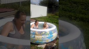 Купаемся в бассейне