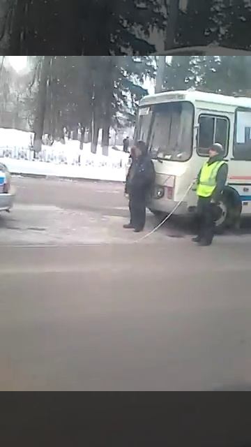 Гаишники остановили автобус смотреть онлайн