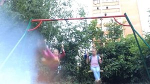 трюки на качелях